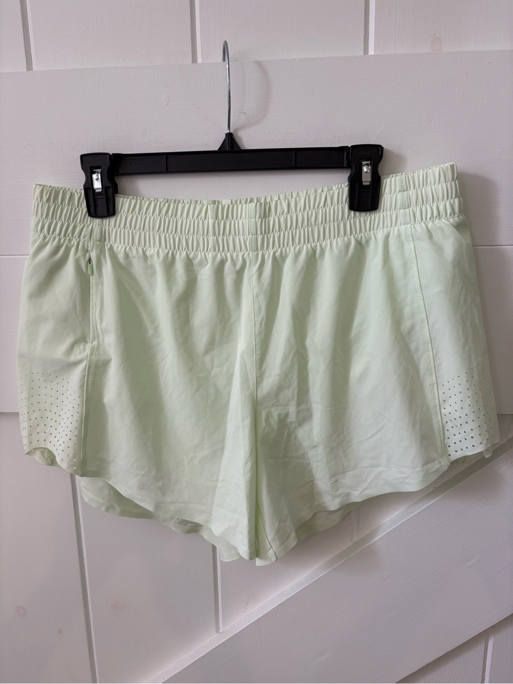 Athleta Hustle 4.5” Short Light Green Athletic Shorts Size Large Gym Wear Run